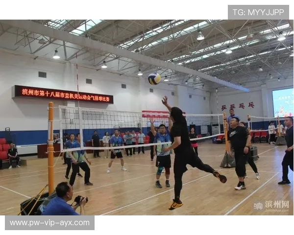 “速度与力量的完美融合，高新区全民健身馆壁球赛场上演极速反应”